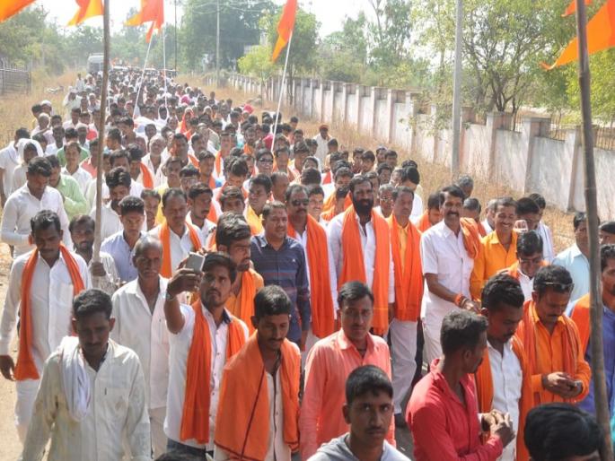 Shivsena's morcha onAundha tehsil office demanding taluka declares drought | औंढा तालुका दुष्काळग्रस्त जाहीर करा; शिवसेनेचा तहसील कार्यालयावर मोर्चा