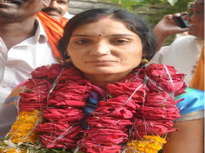 Shiv sena's victory in the presidency election of the city of Andhra Nagar Panchayat; Vijayamala Mule won | औंढा नगराध्यक्षपदाच्या अटीतटीच्या निवडणुकीत सेनेची बाजी; विजयमाला मुळे यांचा दणदणीत विजय Shiv sena's victory in the presidency election of the city of Andhra Nagar Panchayat; Vijayamala Mule won | औंढा नगराध्यक्षपदाच्या अटीतटीच्या निवडणुकीत सेनेची बाजी; विजयमाला मुळे यांचा दणदणीत विजय