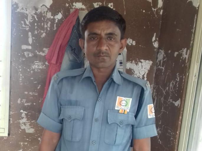 in aurangabad ST worker beats security guard police case registered | औरंगाबादमधील आगारात एसटी कर्मचाऱ्यांची 'दंगल'; सुरक्षा रक्षकाला बेदम मारहाण in aurangabad ST worker beats security guard police case registered | औरंगाबादमधील आगारात एसटी कर्मचाऱ्यांची 'दंगल'; सुरक्षा रक्षकाला बेदम मारहाण