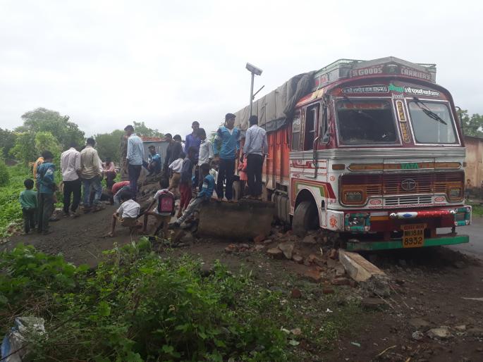 Truck to Kawli bus station | कवली बसस्थानकात घुसला ट्रक Truck to Kawli bus station | कवली बसस्थानकात घुसला ट्रक