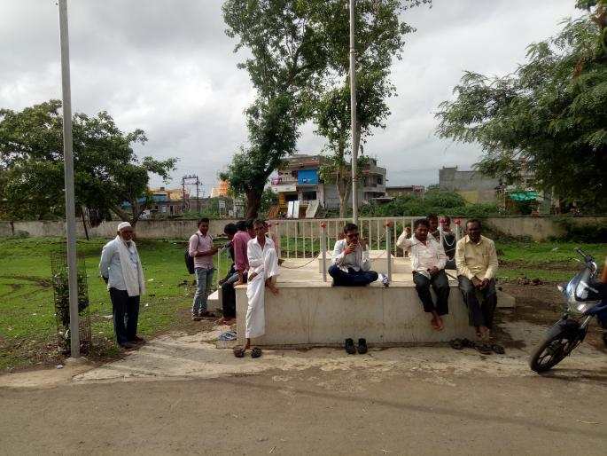 Movement in Soygaon due to lack of revenue | सातबारा मिळत नसल्याने सोयगाव येथे आंदोलन Movement in Soygaon due to lack of revenue | सातबारा मिळत नसल्याने सोयगाव येथे आंदोलन