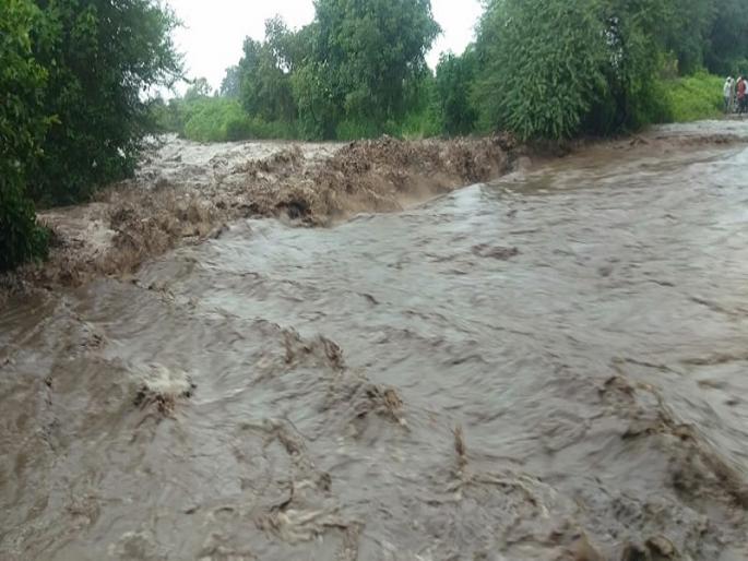 Due to torrential rains, 80 villages lost contact in Soygaon taluka | सोयगाव तालुक्यात पुरात बुडणाऱ्या दोघांना वाचविण्यात यश; ८० गावांचा संपर्क तुटला Due to torrential rains, 80 villages lost contact in Soygaon taluka | सोयगाव तालुक्यात पुरात बुडणाऱ्या दोघांना वाचविण्यात यश; ८० गावांचा संपर्क तुटला