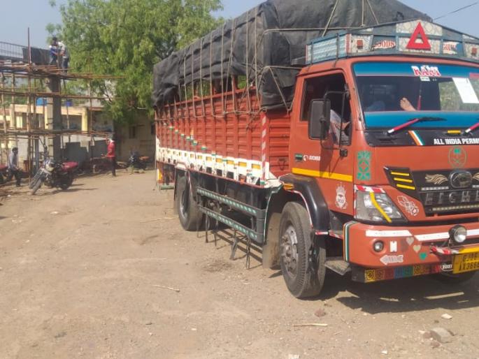 CoronaVirus: 55 workers returning from Panvel at the Soyagaon; Quarantine made to all | CoronaVirus : पनवेलवरून ५५ मजूर परतली सोयगावात; सर्वांना केले क्वॉरंटाईन CoronaVirus: 55 workers returning from Panvel at the Soyagaon; Quarantine made to all | CoronaVirus : पनवेलवरून ५५ मजूर परतली सोयगावात; सर्वांना केले क्वॉरंटाईन
