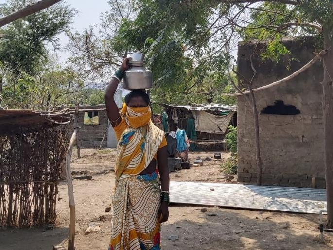 CoronaVirus: 'lock' to mouth only due to lockdown; Appetite over water is running all over Rampurwadi | CoronaVirus : लॉकडाऊनमुळे तोंडालाच 'लॉक'; अख्खी रामपूरवाडी भागवतेय पाण्यावर भूक CoronaVirus: 'lock' to mouth only due to lockdown; Appetite over water is running all over Rampurwadi | CoronaVirus : लॉकडाऊनमुळे तोंडालाच 'लॉक'; अख्खी रामपूरवाडी भागवतेय पाण्यावर भूक