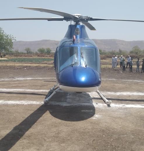 Sadbhau Khot's helicopter took an hour in the air | सदाभाऊ खोत यांचे हेलिकॉप्टर तासभर हवेतच भरकटले Sadbhau Khot's helicopter took an hour in the air | सदाभाऊ खोत यांचे हेलिकॉप्टर तासभर हवेतच भरकटले