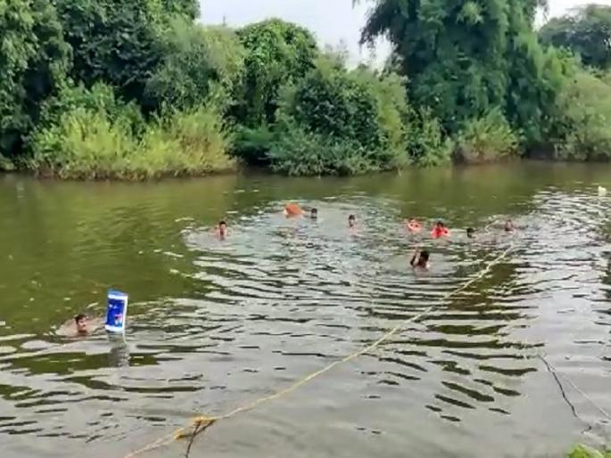 The driver lost control and the car crashed into the Bandhara; Fear of drowning four members of the same family | चालकाचे नियंत्रण सुटून कार बंधाऱ्यात कोसळली; एकाच कुटुंबातील चौघे बुडाल्याची भीती The driver lost control and the car crashed into the Bandhara; Fear of drowning four members of the same family | चालकाचे नियंत्रण सुटून कार बंधाऱ्यात कोसळली; एकाच कुटुंबातील चौघे बुडाल्याची भीती