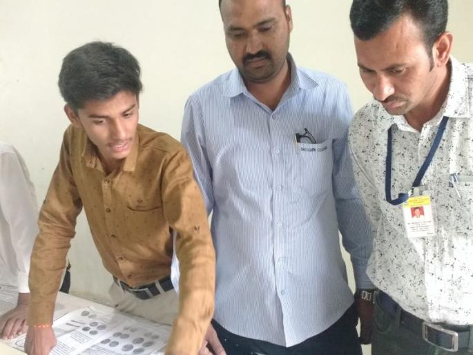 A wonderful collection of experiences through old coins, Ashutosh Patil, a rich history of the students | जुन्या नाण्यांच्या माध्यमातून अनुभवला समृद्ध इतिहास, आशुतोष पाटील या विद्यार्थ्यांचा थक्क करणारा संग्रह A wonderful collection of experiences through old coins, Ashutosh Patil, a rich history of the students | जुन्या नाण्यांच्या माध्यमातून अनुभवला समृद्ध इतिहास, आशुतोष पाटील या विद्यार्थ्यांचा थक्क करणारा संग्रह