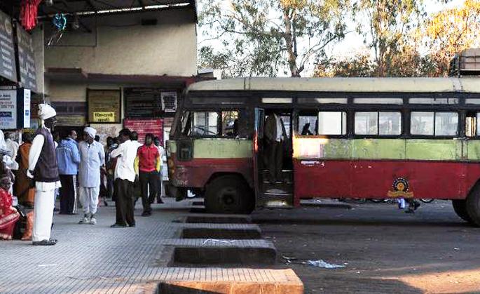The sound of water bottles, popcorn and legume vendors reverberated on the ST stand | एसटी स्टँडवर पुन्हा घुमू लागला पाणी बॉटल, पॉपकॉर्न आणि शेंगा विक्रेत्यांचा आवाज The sound of water bottles, popcorn and legume vendors reverberated on the ST stand | एसटी स्टँडवर पुन्हा घुमू लागला पाणी बॉटल, पॉपकॉर्न आणि शेंगा विक्रेत्यांचा आवाज
