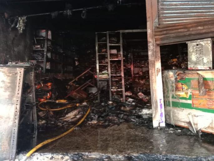 fire breaks out in Aurangabad manoj automobile shop | औरंगाबादमध्ये गॅरेजला भीषण आग fire breaks out in Aurangabad manoj automobile shop | औरंगाबादमध्ये गॅरेजला भीषण आग