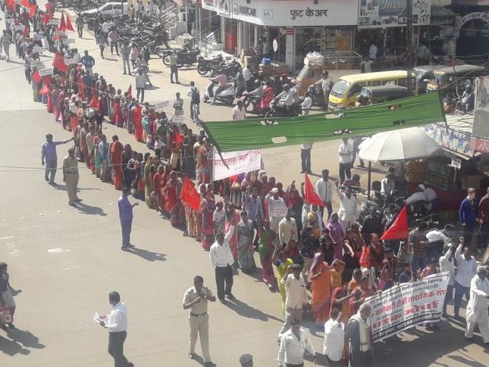 To save the Matthi Mandal gathered at Aurangabad; The rally took place at the Collector's office | माथाडी मंडळ वाचविण्यासाठी औरंगाबादमध्ये हमाल एकवटले; जिल्हाधिकारी कार्यालयावर काढला मोर्चा To save the Matthi Mandal gathered at Aurangabad; The rally took place at the Collector's office | माथाडी मंडळ वाचविण्यासाठी औरंगाबादमध्ये हमाल एकवटले; जिल्हाधिकारी कार्यालयावर काढला मोर्चा
