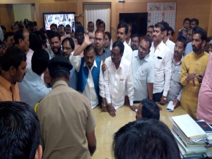 Ruckus in Aurangabad University over appointment | औरंगाबाद विद्यापीठाच्या कुलगुरू दालनात प्रचंड राडा, अभ्यास मंडळाच्या सदस्य नेमणुकीवरून दोन गट भिडले; शिवीगाळसह हामरीतुमरी Ruckus in Aurangabad University over appointment | औरंगाबाद विद्यापीठाच्या कुलगुरू दालनात प्रचंड राडा, अभ्यास मंडळाच्या सदस्य नेमणुकीवरून दोन गट भिडले; शिवीगाळसह हामरीतुमरी
