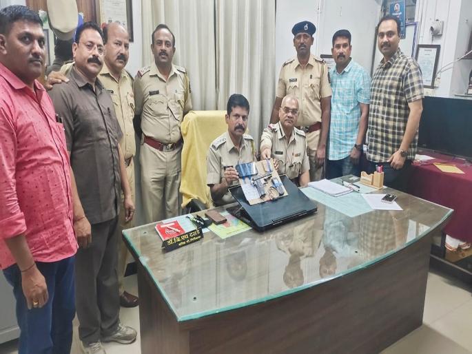 A Punjab businessman who was staying at the lodge was robbed at gunpoint | लॉजमध्ये थांबलेल्या पंजाबच्या व्यापाऱ्यास पिस्टलचा धाक दाखवून लुटले A Punjab businessman who was staying at the lodge was robbed at gunpoint | लॉजमध्ये थांबलेल्या पंजाबच्या व्यापाऱ्यास पिस्टलचा धाक दाखवून लुटले