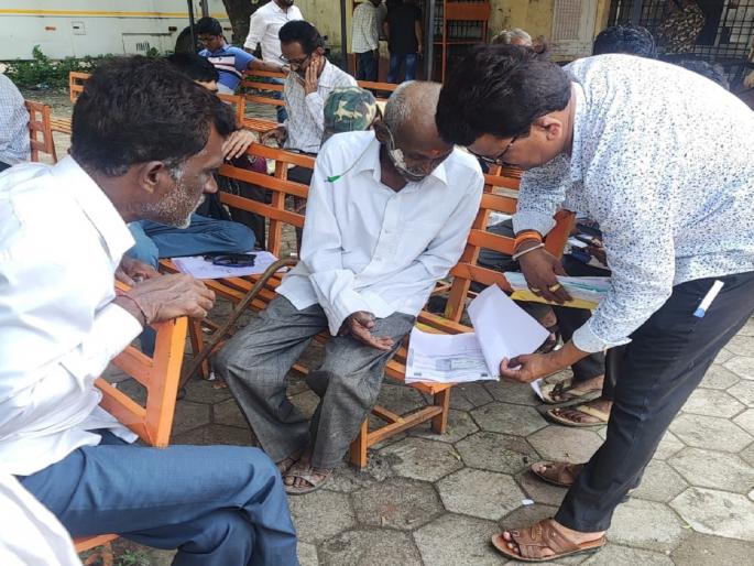 Aurangabad News: 80-year-old cancer patient with oxygen tube came in RTO for vehicle transfer | वाहन हस्तांतरणासाठी ८० वर्षीय कॅन्सरग्रस्त ऑक्सिजन नळीसह आरटीओत, अनेकांनी व्यक्त केला संताप Aurangabad News: 80-year-old cancer patient with oxygen tube came in RTO for vehicle transfer | वाहन हस्तांतरणासाठी ८० वर्षीय कॅन्सरग्रस्त ऑक्सिजन नळीसह आरटीओत, अनेकांनी व्यक्त केला संताप