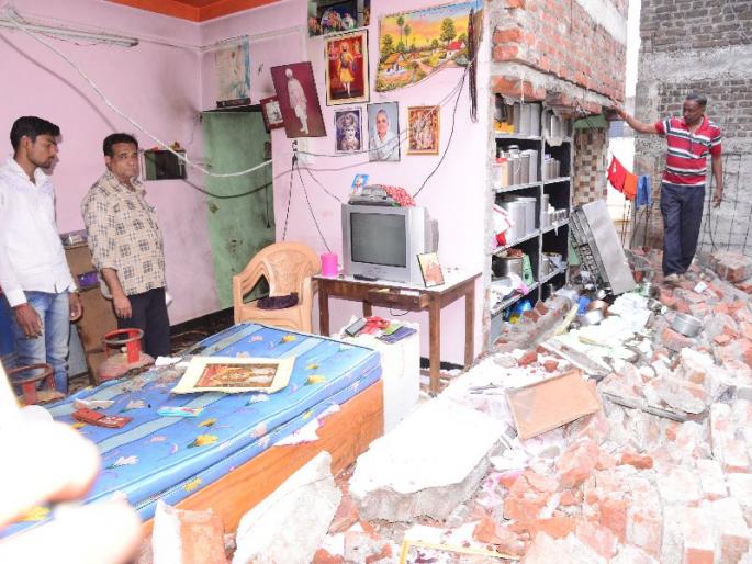 Blast in Rajiv Gandhi Nagar in Aurangabad, two killed and women injured | औरंगाबादच्या राजीवगांधी नगरात स्फोट, महिलेसह दोन ठार, महिला जखमी Blast in Rajiv Gandhi Nagar in Aurangabad, two killed and women injured | औरंगाबादच्या राजीवगांधी नगरात स्फोट, महिलेसह दोन ठार, महिला जखमी