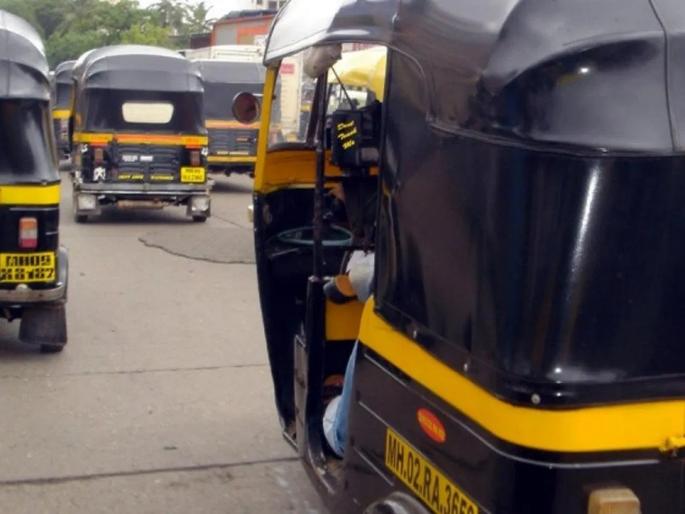 Six people were injured when the rickshaw overturned due to the driver's dizziness | चालकाला चक्कर आल्याने रिक्षा उलटून सहा जण जखमी Six people were injured when the rickshaw overturned due to the driver's dizziness | चालकाला चक्कर आल्याने रिक्षा उलटून सहा जण जखमी