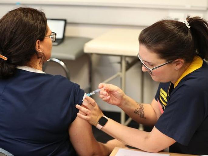 Confronted China! Australia made corona vaccine; first trial succesful | CoronaVirus News चीनला भिडला! छोट्याशा देशाने कोरोनावर लस बनविली; साईड इफेक्ट शून्य Confronted China! Australia made corona vaccine; first trial succesful | CoronaVirus News चीनला भिडला! छोट्याशा देशाने कोरोनावर लस बनविली; साईड इफेक्ट शून्य