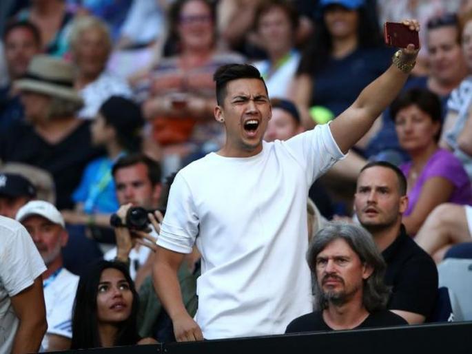 Australian Open: Nick Kyrgios fined for colourful language, Borna Coric for racquet abuse | आॅस्ट्रेलियन ओपनमध्ये ‘रुकावट के लिये खेद है’; प्रेक्षक, हेलिकॉप्टर आणि तांत्रिक दोषांनी हंगामा Australian Open: Nick Kyrgios fined for colourful language, Borna Coric for racquet abuse | आॅस्ट्रेलियन ओपनमध्ये ‘रुकावट के लिये खेद है’; प्रेक्षक, हेलिकॉप्टर आणि तांत्रिक दोषांनी हंगामा