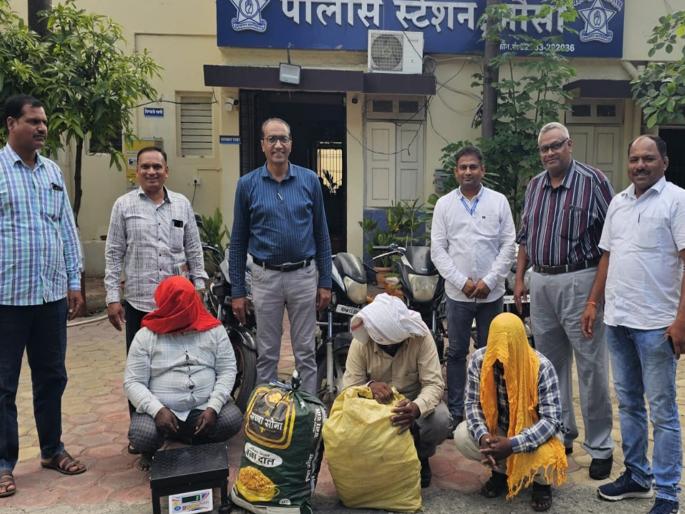 Raid on sandalwood smugglers' hideout in Aush; Three arrested but main accused 'Pushpa' absconding | चंदन तस्करांच्या औशातील अड्ड्यावर छापा; तिघे अटकेत पण मुख्य आरोपी 'पुष्पा' पसार Raid on sandalwood smugglers' hideout in Aush; Three arrested but main accused 'Pushpa' absconding | चंदन तस्करांच्या औशातील अड्ड्यावर छापा; तिघे अटकेत पण मुख्य आरोपी 'पुष्पा' पसार