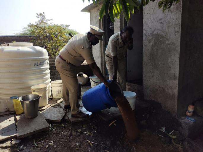 desi liqueur seized with in Ashiv Tanda area in ausa, six in custody | आशिव तांडा परिसरात वाहनासह हातभट्टी पकडली, सहा पाेलिसांच्या ताब्यात