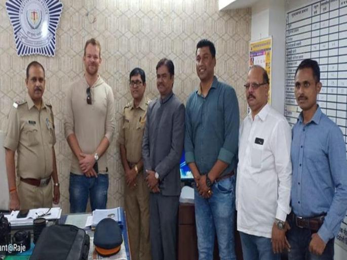 Mumbai police's best detection; Finding Australian citizen lakhs of rupees materials | मुंबई पोलीस झळकले सातासमुद्रापार; ऑस्ट्रेलियन नागरिकाचा लाखो रुपयांचा ऐवज दिला शोधून Mumbai police's best detection; Finding Australian citizen lakhs of rupees materials | मुंबई पोलीस झळकले सातासमुद्रापार; ऑस्ट्रेलियन नागरिकाचा लाखो रुपयांचा ऐवज दिला शोधून
