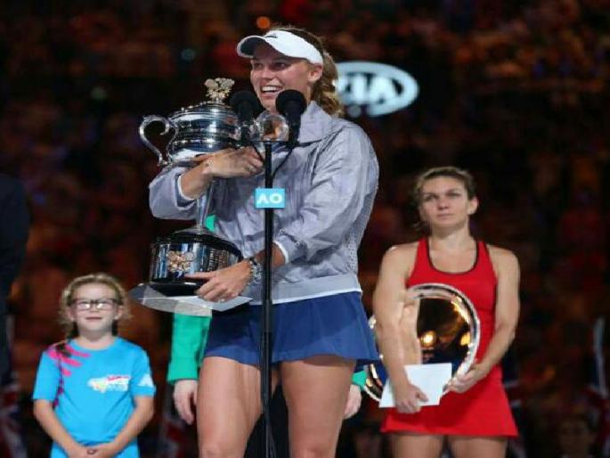 Australian Open: Danish Wozniacki champion by defeating Simona Halep | ऑस्ट्रेलियन ओपन: सिमोना हालेपला नमवून डेन्मार्कची वोझ्नियाकी बनली चॅम्पियन   Australian Open: Danish Wozniacki champion by defeating Simona Halep | ऑस्ट्रेलियन ओपन: सिमोना हालेपला नमवून डेन्मार्कची वोझ्नियाकी बनली चॅम्पियन