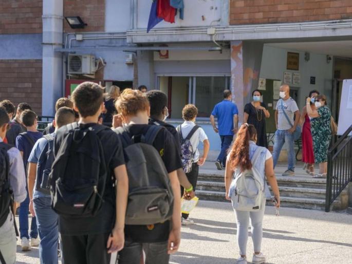 Australia's capital extends lockdown for a second month until October 15 | फक्त एक रुग्ण आढळल्यानंतर 'या' देशात लॉकडाऊन लागू केला होता, आता 15 ऑक्टोबरपर्यंत वाढवला