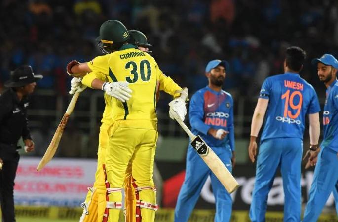 India vs Australia : Australia fast bowler Kane Richardson has been ruled out of the Tour of India due to a side injury | India vs Australia : ऑस्ट्रेलियाच्या विजयपथामध्ये अडथळा, प्रमुख गोलंदाज दुखापतीमुळे माघारी