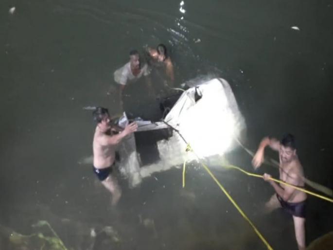 A rickshaw fell into a canal in Pune Fear of being carried away by the driver | Video: पुण्यात कॅनॉलमध्ये रिक्षा पडली; चालक वाहून गेल्याची भीती A rickshaw fell into a canal in Pune Fear of being carried away by the driver | Video: पुण्यात कॅनॉलमध्ये रिक्षा पडली; चालक वाहून गेल्याची भीती