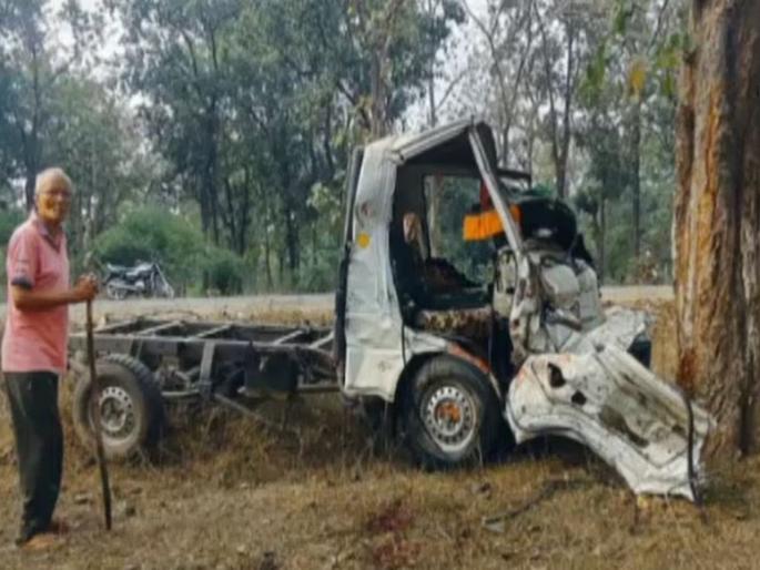 madhya pradesh betul ran away with auto hit tree vehicle broke into pieces thief died on spot | चोराची शेवटची चोरी! ऑटो चोरून पळाला अन् झाडावर आदळला; जागीच झाला मृत्यू madhya pradesh betul ran away with auto hit tree vehicle broke into pieces thief died on spot | चोराची शेवटची चोरी! ऑटो चोरून पळाला अन् झाडावर आदळला; जागीच झाला मृत्यू