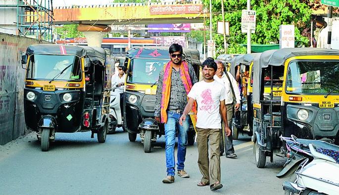 Police claim falsely in Nagpur; The autonomy of autocrats continued | नागपुरात पोलिसांचा दावा फोल; आॅटोचालकांची मनमानी कायम Police claim falsely in Nagpur; The autonomy of autocrats continued | नागपुरात पोलिसांचा दावा फोल; आॅटोचालकांची मनमानी कायम