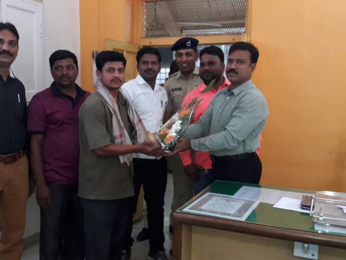 auto rickshaw driver returns of gold jewelery | रिक्षाचालकाने प्रामाणिकपणाचे दर्शन घडवत परत केले सोन्याचे दागिने 