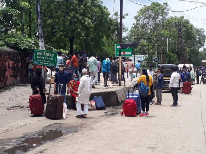 Autorikshaw driver rob passengers at railway station! | रेल्वेस्थानकावर ऑटोचालकांनी केली प्रवाशांची लूट! Autorikshaw driver rob passengers at railway station! | रेल्वेस्थानकावर ऑटोचालकांनी केली प्रवाशांची लूट!