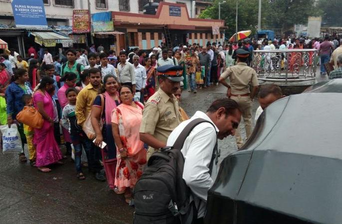 Best bus stop: Police came to help the passengers | बेस्ट बस संप : प्रवाशांच्या मदतीला पोलीस आले धावून