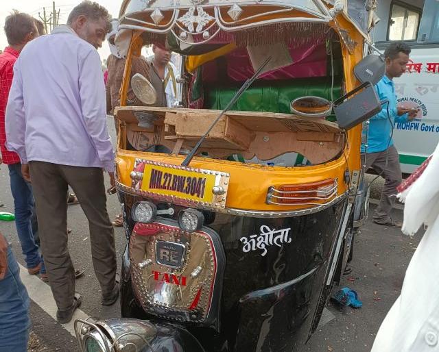 Cargo vehicle hits autorickshaw; girl killed | मालवाहूची वाहनाची ऑटोरिक्षाला धडक; चिमुकली ठार Cargo vehicle hits autorickshaw; girl killed | मालवाहूची वाहनाची ऑटोरिक्षाला धडक; चिमुकली ठार