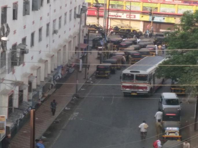 dombivli : Sixth unauthorized stand at Indira Gandhi Chowk? | वाहतूक पोलीस हतबल : इंदिरा गांधी चौकात सहावा अनधिकृत स्टँड? dombivli : Sixth unauthorized stand at Indira Gandhi Chowk? | वाहतूक पोलीस हतबल : इंदिरा गांधी चौकात सहावा अनधिकृत स्टँड?