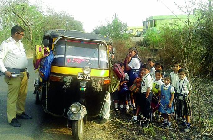 Students Traffic from illegal vehicles in Nagpur | नागपुरात अवैध वाहनांमधून विद्यार्थ्यांची वाहतूक