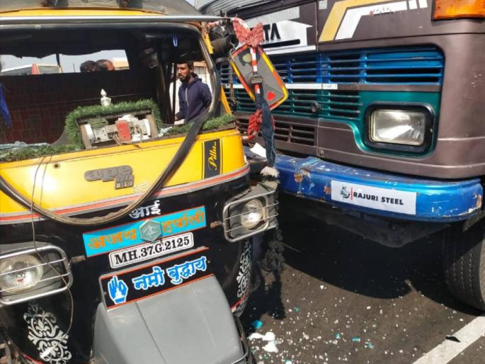 Rickshaw collides with truck, 10 passengers injured; Accident at Savarkar Chowk near Karanja city | ट्रकला धडकली रिक्षा, १० प्रवाशी जखमी; कारंजा शहरालगतच्या सावरकर चौकात अपघात Rickshaw collides with truck, 10 passengers injured; Accident at Savarkar Chowk near Karanja city | ट्रकला धडकली रिक्षा, १० प्रवाशी जखमी; कारंजा शहरालगतच्या सावरकर चौकात अपघात