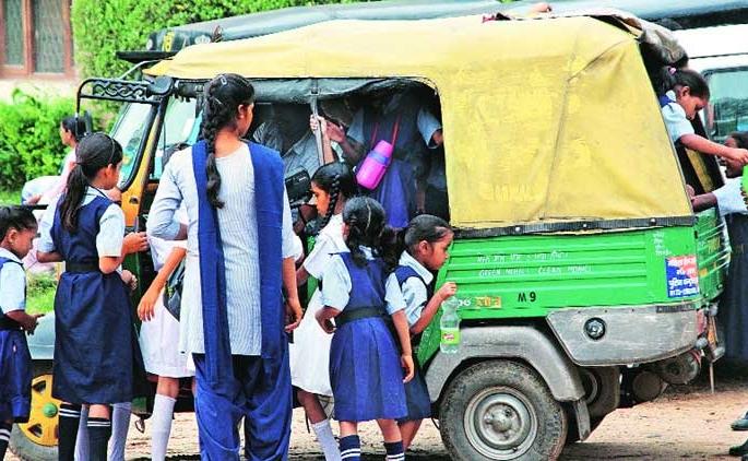 ST trains closed in Solapur district; Students started reaching the college by rickshaw | सोलापूर जिल्ह्यातील एसटी गाड्या बंद; विद्यार्थी रिक्षाने पोहोचू लागले कॉलेजला ST trains closed in Solapur district; Students started reaching the college by rickshaw | सोलापूर जिल्ह्यातील एसटी गाड्या बंद; विद्यार्थी रिक्षाने पोहोचू लागले कॉलेजला