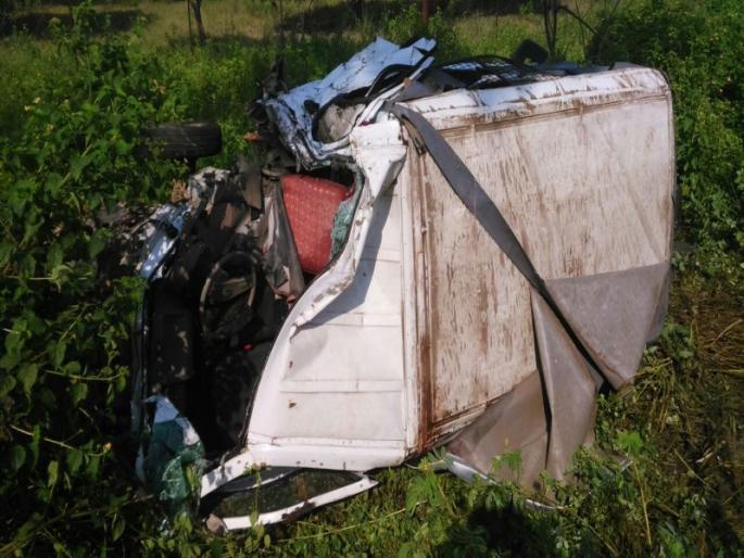 7 people die on the spot in Jalgaon | जळगावात झालेल्या भीषण अपघातात एकाच कुटुंबातील 7 जणांचा जागीच मृत्यू   7 people die on the spot in Jalgaon | जळगावात झालेल्या भीषण अपघातात एकाच कुटुंबातील 7 जणांचा जागीच मृत्यू