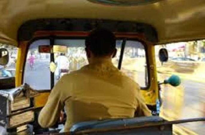 Alternative employment time on autorickshaw drivers | इंधन दरवाढीचा फटका; ऑटोरिक्षाचालकांवर पर्यायी रोजगाराची वेळ Alternative employment time on autorickshaw drivers | इंधन दरवाढीचा फटका; ऑटोरिक्षाचालकांवर पर्यायी रोजगाराची वेळ
