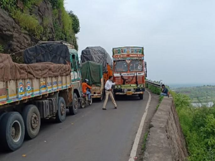 Outram Ghat closed for heavy traffic, alternative road also bad; Now the traffic is diverted through this way | औट्रम घाटातून जड वाहतूकीस बंदीनंतर पर्यायी रस्ताही खराब; आता 'या' मार्गे वाहतूक वळणार Outram Ghat closed for heavy traffic, alternative road also bad; Now the traffic is diverted through this way | औट्रम घाटातून जड वाहतूकीस बंदीनंतर पर्यायी रस्ताही खराब; आता 'या' मार्गे वाहतूक वळणार