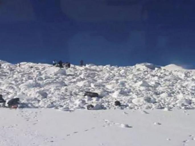 Three jawans killed and one injured in the blaze in Jammu and Kashmir | जम्मू-काश्मीरमध्ये हिमस्खलनात तीन जवानांचा मृत्यू, एक जखमी Three jawans killed and one injured in the blaze in Jammu and Kashmir | जम्मू-काश्मीरमध्ये हिमस्खलनात तीन जवानांचा मृत्यू, एक जखमी