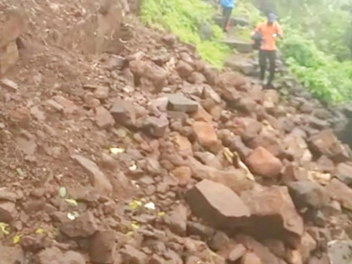 The walls of the defaced fort collapsed | अवचित गडाची तटबंदी भिंत कोसळली The walls of the defaced fort collapsed | अवचित गडाची तटबंदी भिंत कोसळली