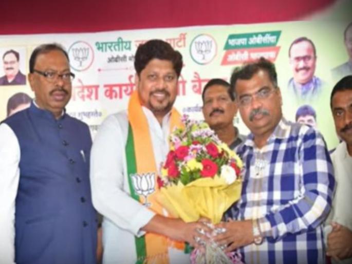 former mla avdhoot tatkare joins bjp in konkan uddhav thackeray will soon faces another setback said chandrashekhar bawankule | माजी आमदार अवधूत तटकरे भाजपमध्ये; कोकणात ठाकरेंना लवकरच आणखी धक्के बसतील: बावनकुळे former mla avdhoot tatkare joins bjp in konkan uddhav thackeray will soon faces another setback said chandrashekhar bawankule | माजी आमदार अवधूत तटकरे भाजपमध्ये; कोकणात ठाकरेंना लवकरच आणखी धक्के बसतील: बावनकुळे