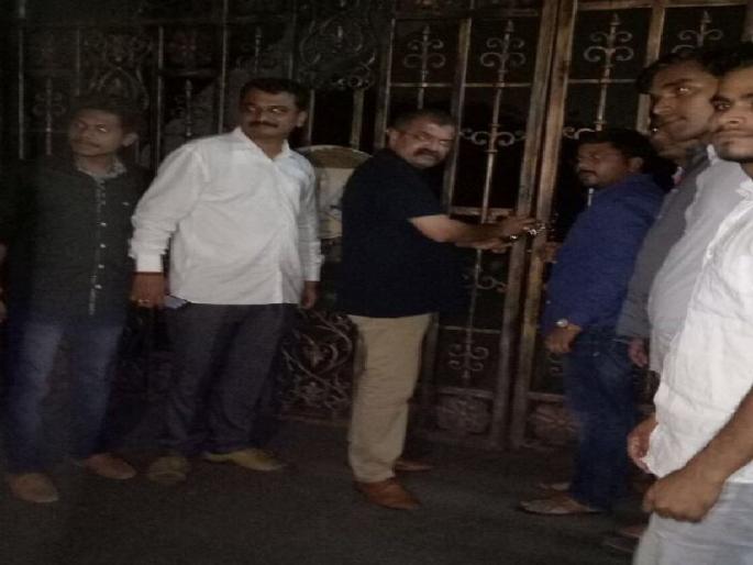 Jitendra Awhad tabled the Mumbai University | जितेंद्र आव्हाड यांनी ठोकले मुंबई विद्यापीठाला ताळे Jitendra Awhad tabled the Mumbai University | जितेंद्र आव्हाड यांनी ठोकले मुंबई विद्यापीठाला ताळे