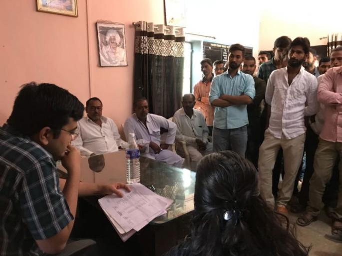 In the custody of the Gram Panchayat, the office bearers of the Gram Panchayat | आव्हाणे ग्राम पंचायतीचे दप्तर सीईओंनी घेतले ताब्यात In the custody of the Gram Panchayat, the office bearers of the Gram Panchayat | आव्हाणे ग्राम पंचायतीचे दप्तर सीईओंनी घेतले ताब्यात