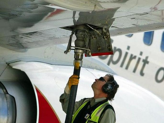 Fuel is cheaper than diesel in the country; Rate of Rs 72.22 per liter | देशात विमानाचे इंधन डिझेलपेक्षाही स्वस्त; दर ७२.२२ रुपये प्रति लीटर Fuel is cheaper than diesel in the country; Rate of Rs 72.22 per liter | देशात विमानाचे इंधन डिझेलपेक्षाही स्वस्त; दर ७२.२२ रुपये प्रति लीटर