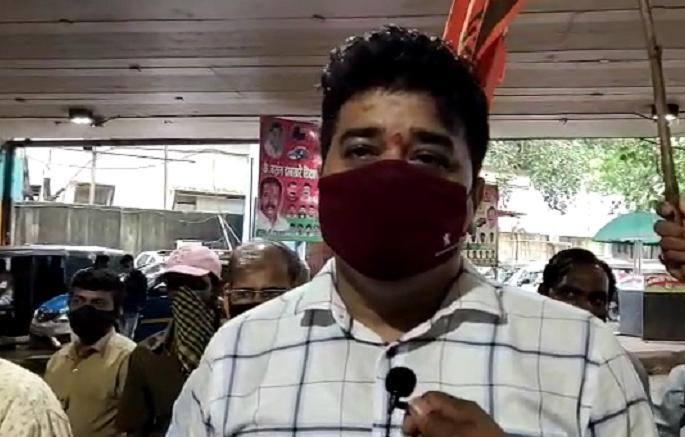 'Give me five minutes, local travel', MNS leader Avinash Jadhav's request to the police | 'पाच मिनिटं द्या, लोकल प्रवास करतो', मनसेचं सविनय कायदेभंग आंदोलन 'Give me five minutes, local travel', MNS leader Avinash Jadhav's request to the police | 'पाच मिनिटं द्या, लोकल प्रवास करतो', मनसेचं सविनय कायदेभंग आंदोलन