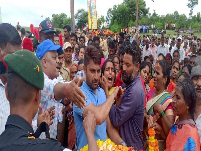 Funeral of Jawan Avinash Appasaheb Kaginkar in a state funeral | अमर रहे! जवान अविनाश कागिनकर यांच्यावर शासकीय इतमामात अंत्यसंस्कार Funeral of Jawan Avinash Appasaheb Kaginkar in a state funeral | अमर रहे! जवान अविनाश कागिनकर यांच्यावर शासकीय इतमामात अंत्यसंस्कार