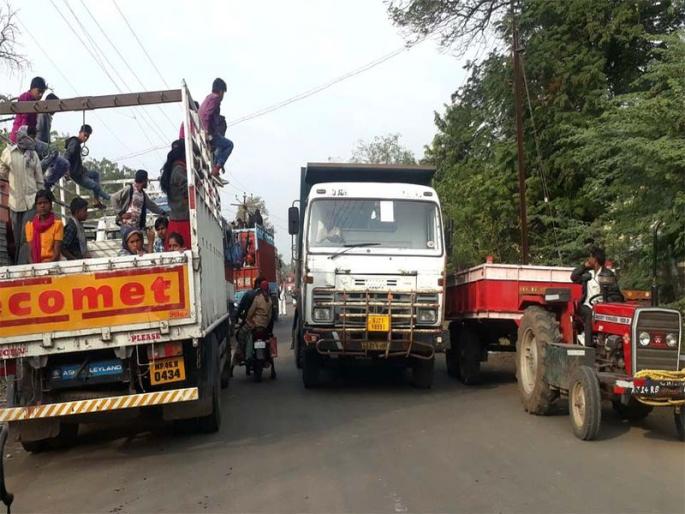 Constraints of heavy vehicles in the ban area: light | बंदीच्या क्षेत्रातही अवजड वाहनांची वर्दळ : प्रकाशा Constraints of heavy vehicles in the ban area: light | बंदीच्या क्षेत्रातही अवजड वाहनांची वर्दळ : प्रकाशा